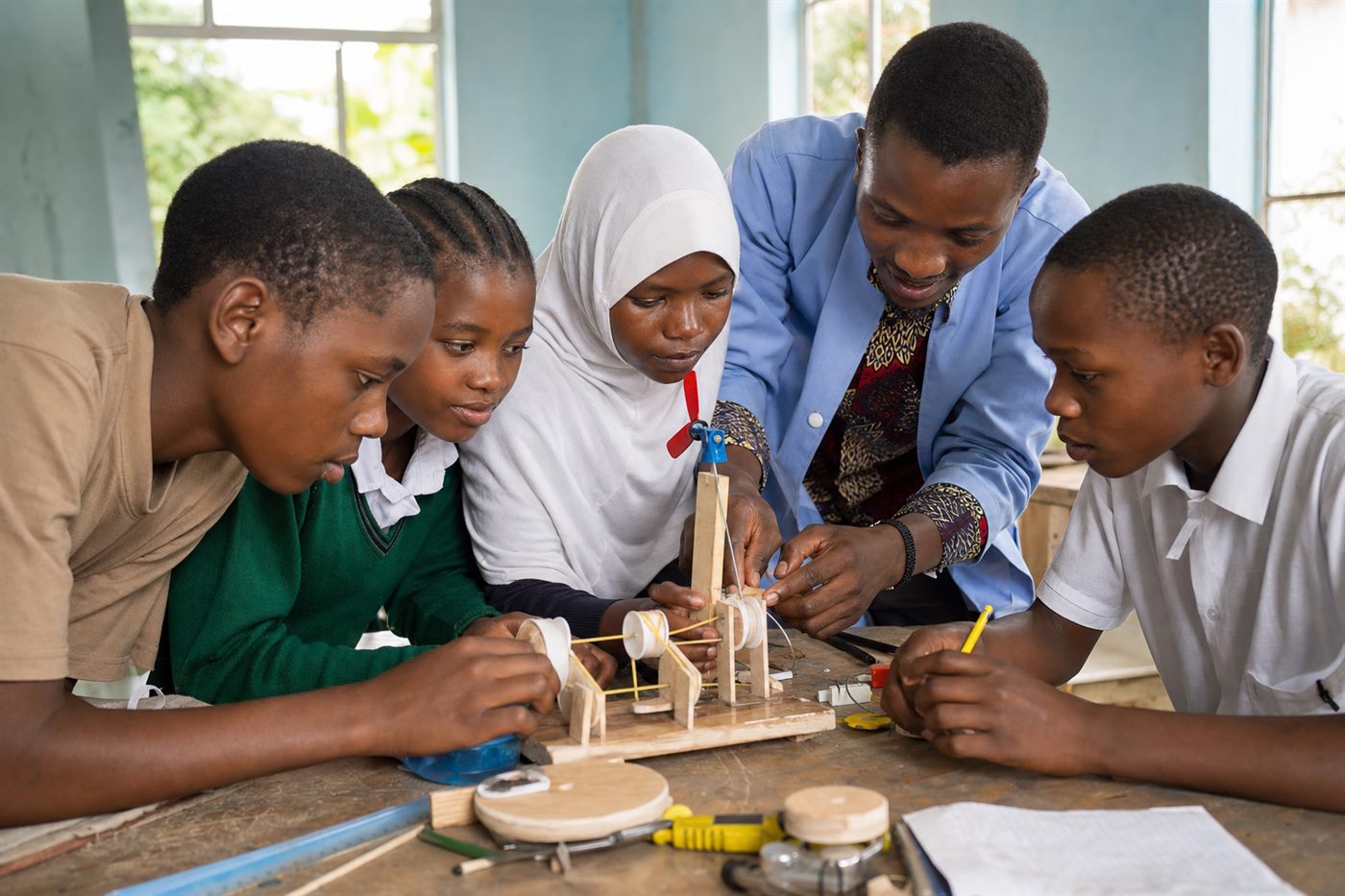 Children building an engineering model with a facilitator
